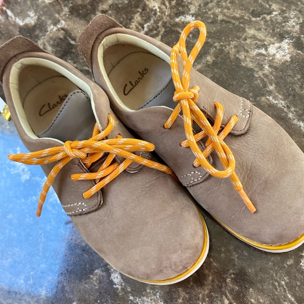 Clarks children’s shoes sz 10.5 tan